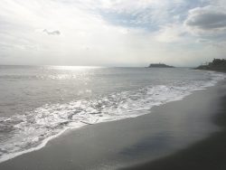 稲村ヶ崎江ノ島を望む海