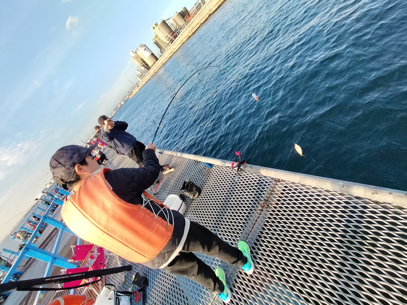 本牧海釣り施設の沖桟橋　どの辺りがよく釣れる？